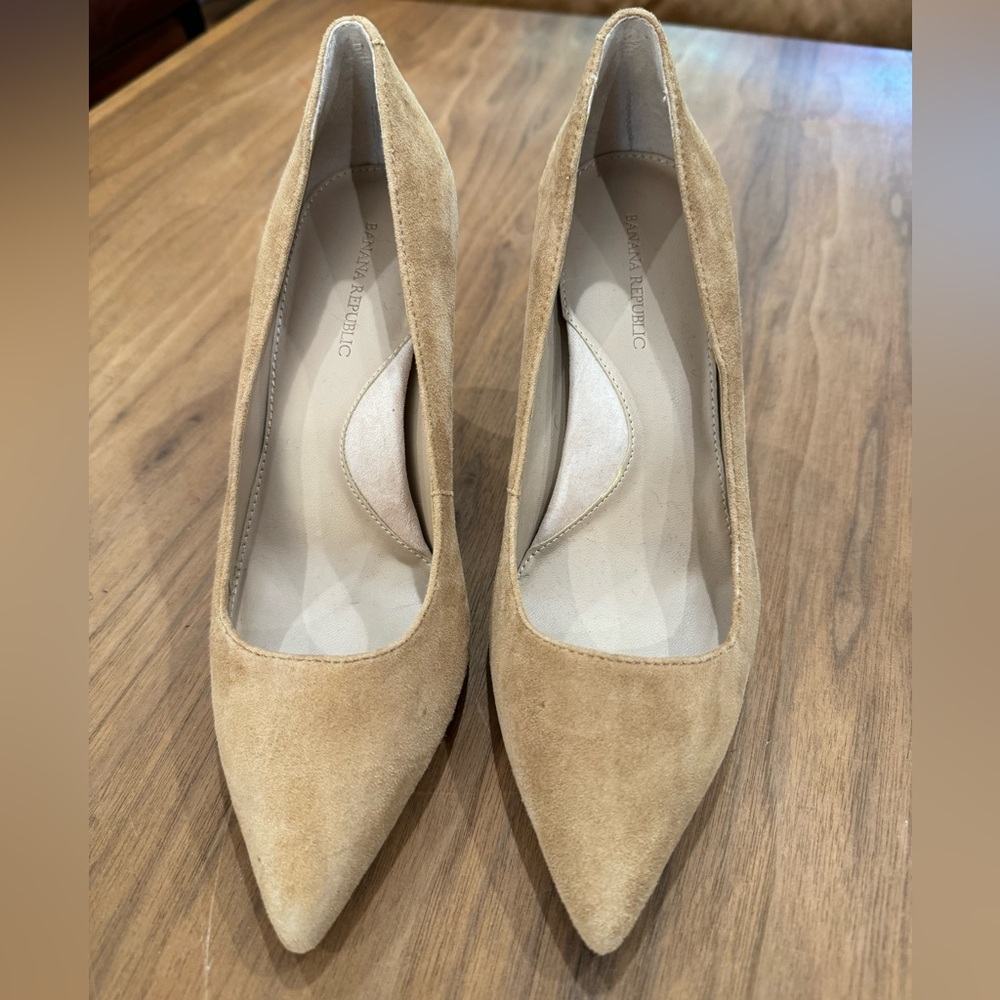 Tan Suede Banana Republic Madison Pumps Size 5.5